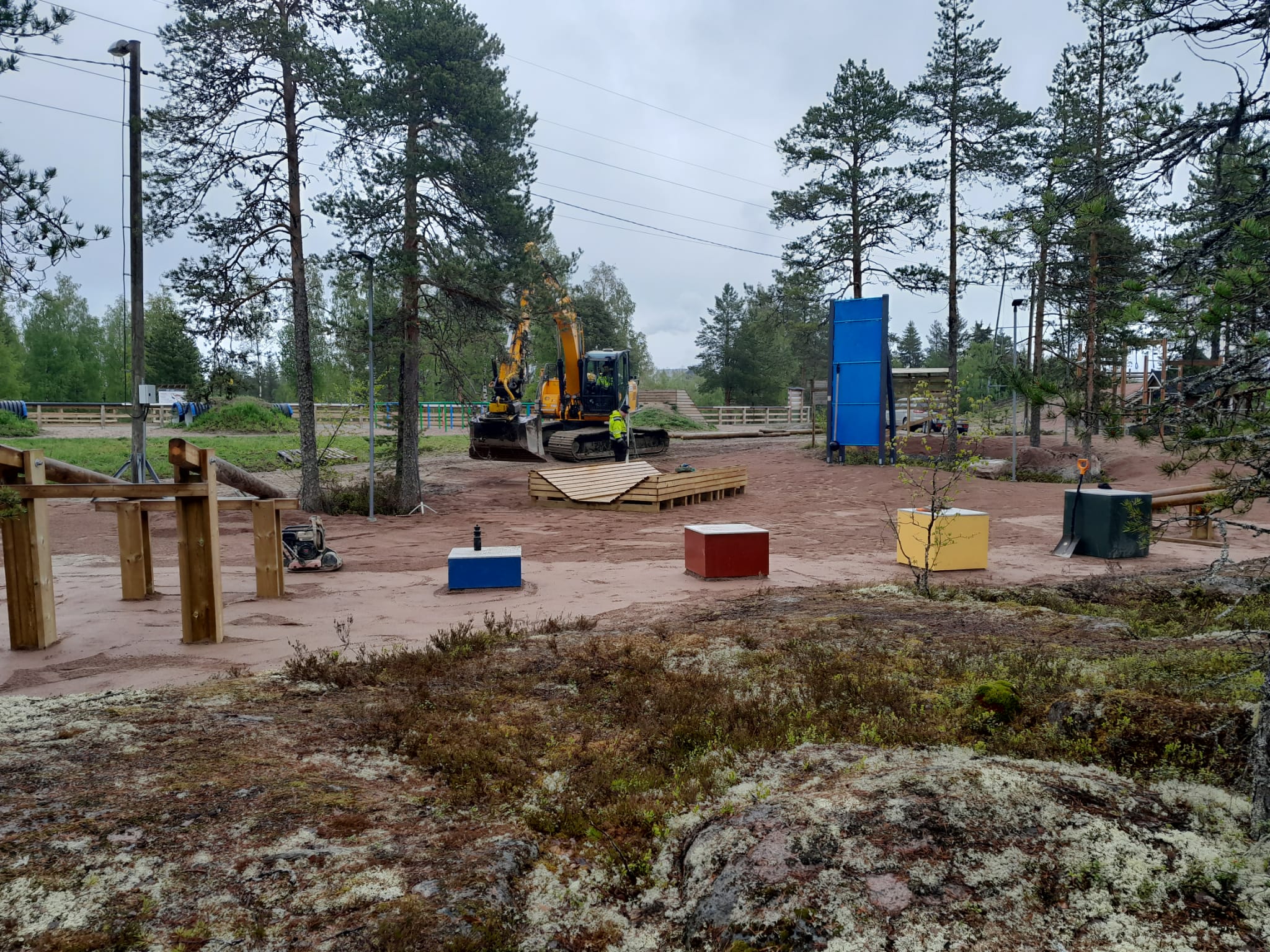Lumimaa (7) Ulkokuntosalin rakennustyömaa ja kaivinkone